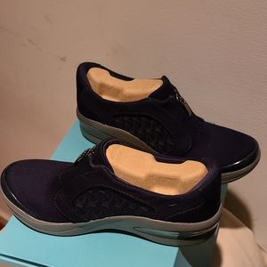 NIB - BZEES Florence Washable Slip-on Sneakers.  Size 7.